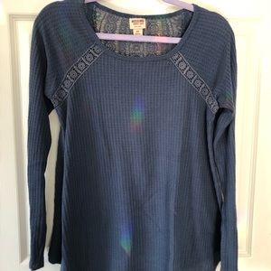 Lace decorated long sleeve